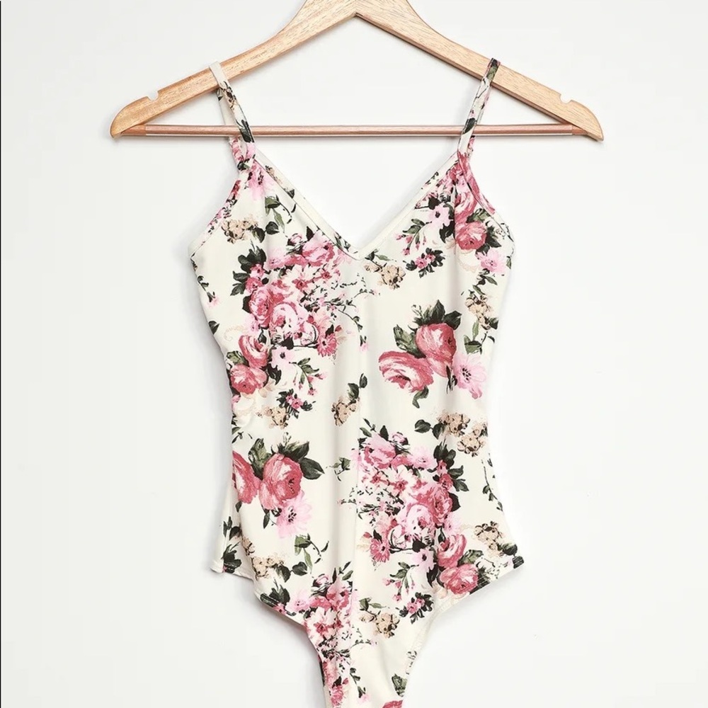 Lulus Flower Factor White Floral Print V-Neck Bodysuit NWOT!